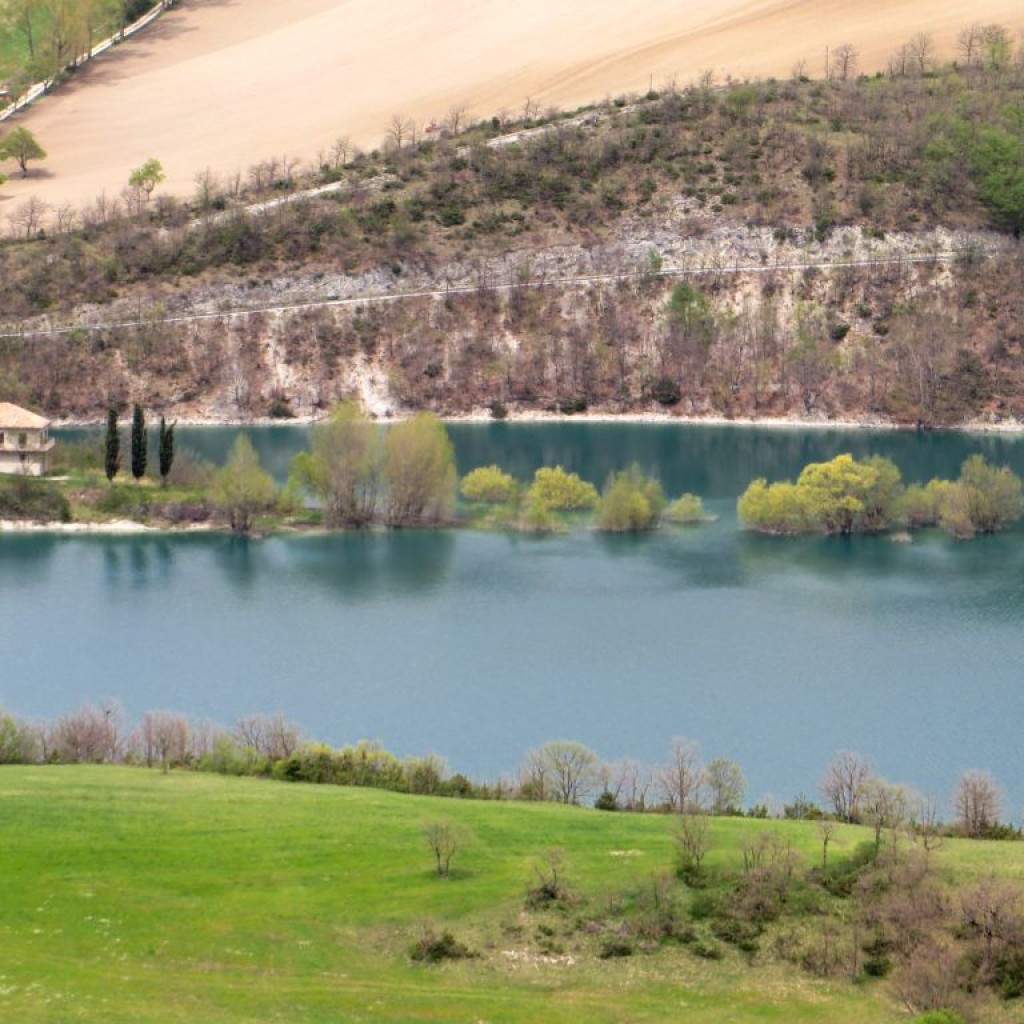 panorama sul lago di fiastra