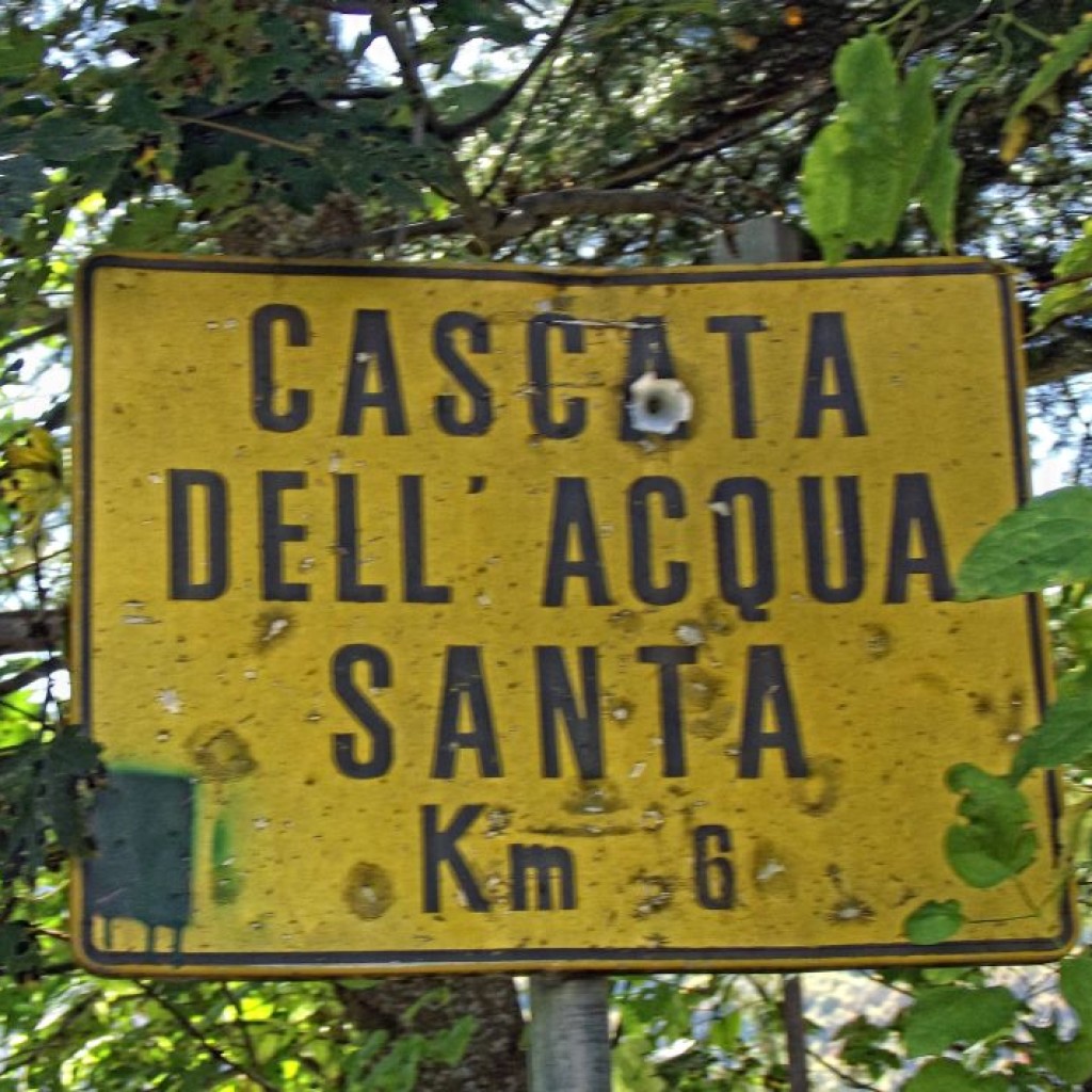 imbocco sentiero per le cascate dell'acquasanta