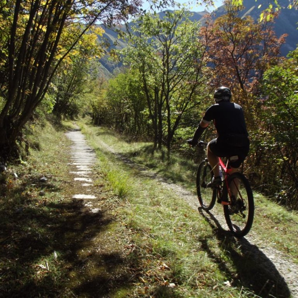 sentiero per le cascate dell'acquasanta