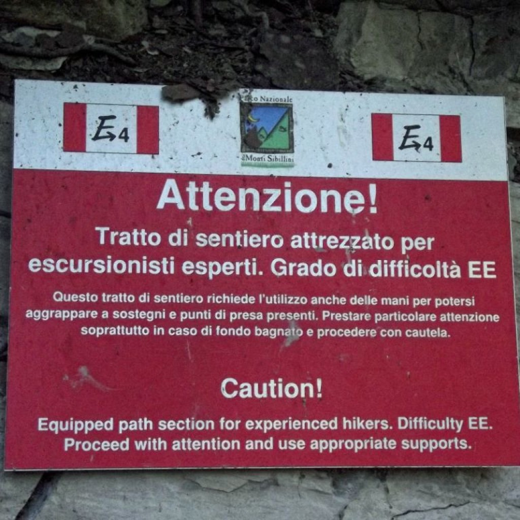 sentiero per le cascate dell'acquasanta