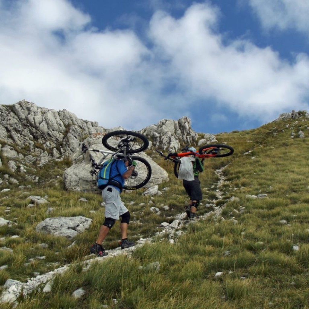 salita verso la vetta di pizzo tre vescovi