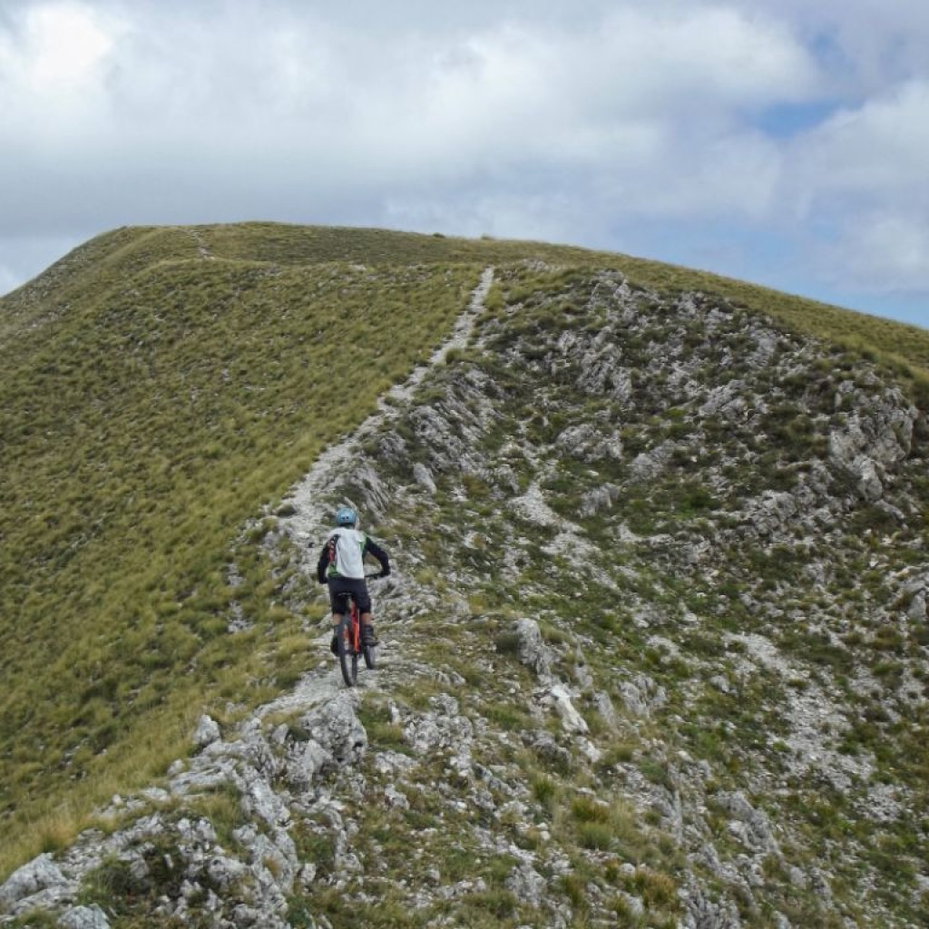 salita verso la vetta di pizzo tre vescovi