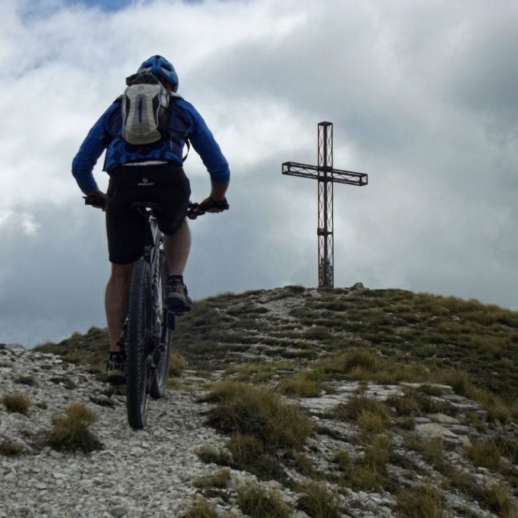 salita verso la vetta di pizzo tre vescovi