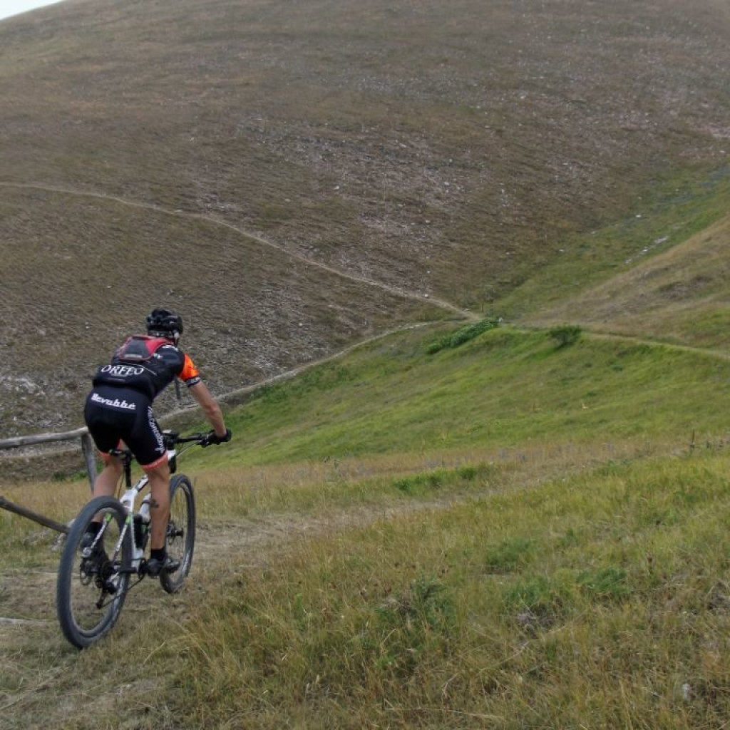 grande anello dei sibillini tra cupi e fiastra