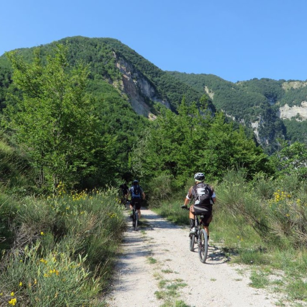 in marcia verso monastero