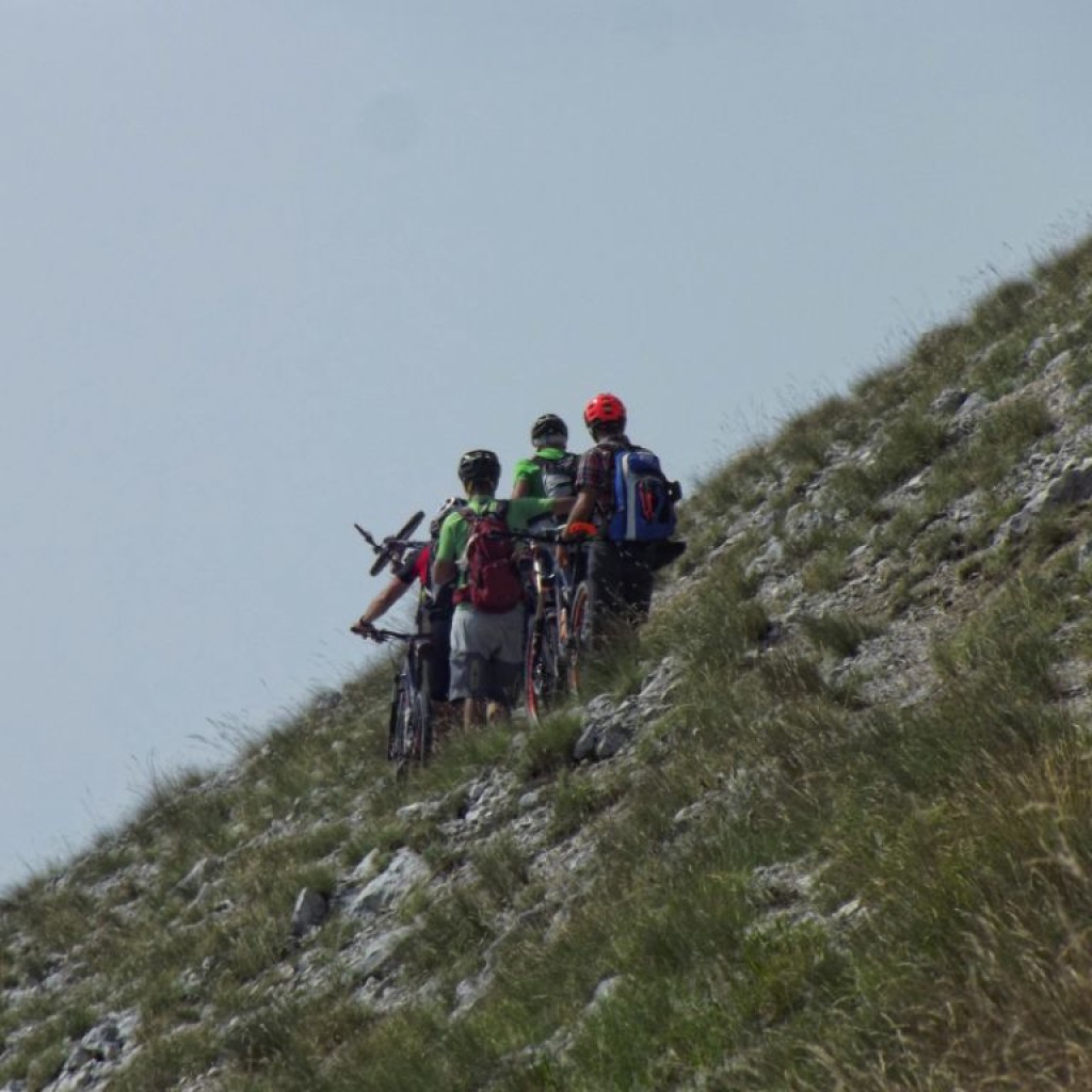 in marcia verso la vetta dell'argentella