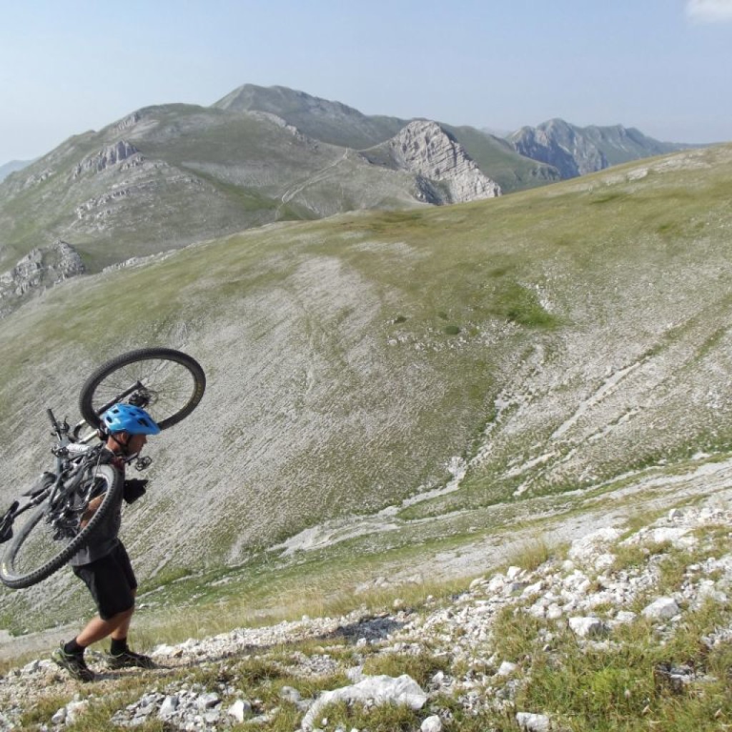 in marcia verso la vetta dell'argentella